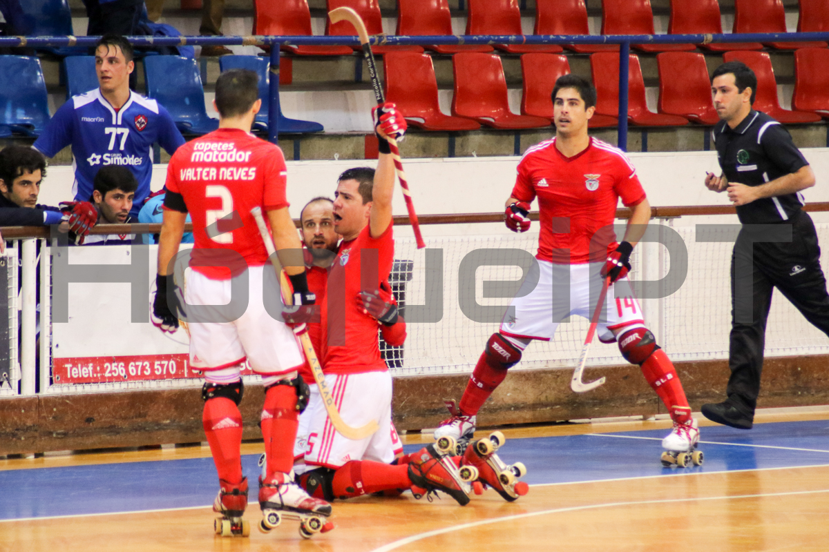 Benfica festeja o sexto golo, que quebrou a reacção da Oliveirense