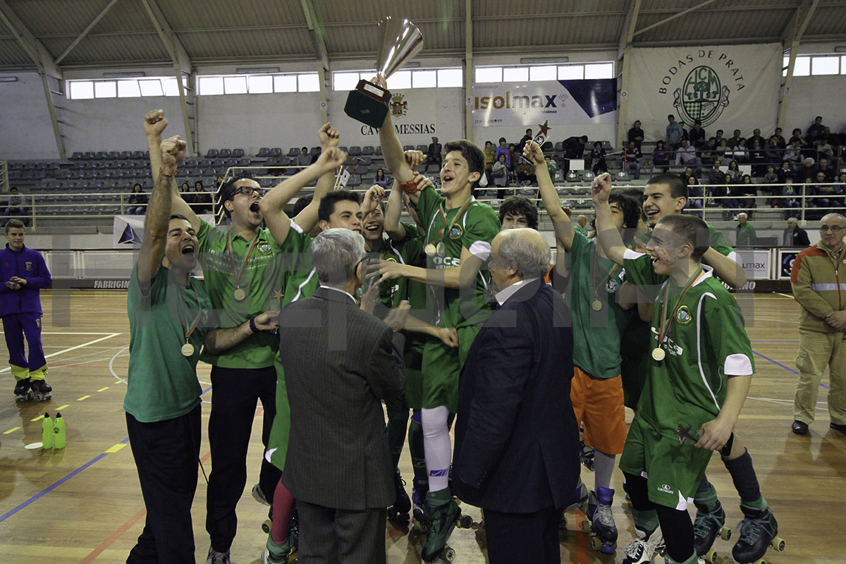 O capitão Carlos Ramos ergue o troféu