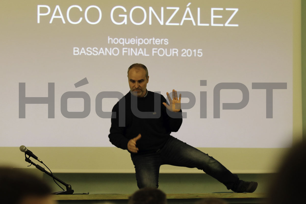Paco Gonzalez exemplifica uma posição… sobre a mesa