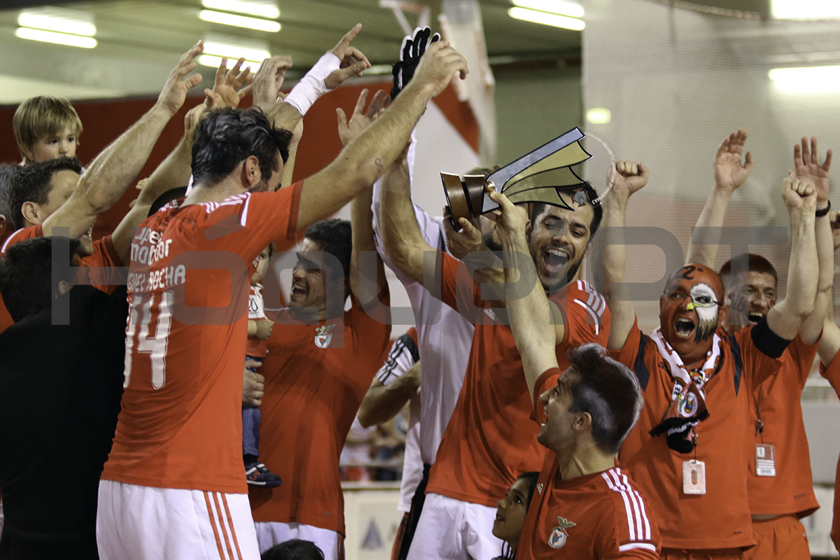 O troféu, entregue no final da partida