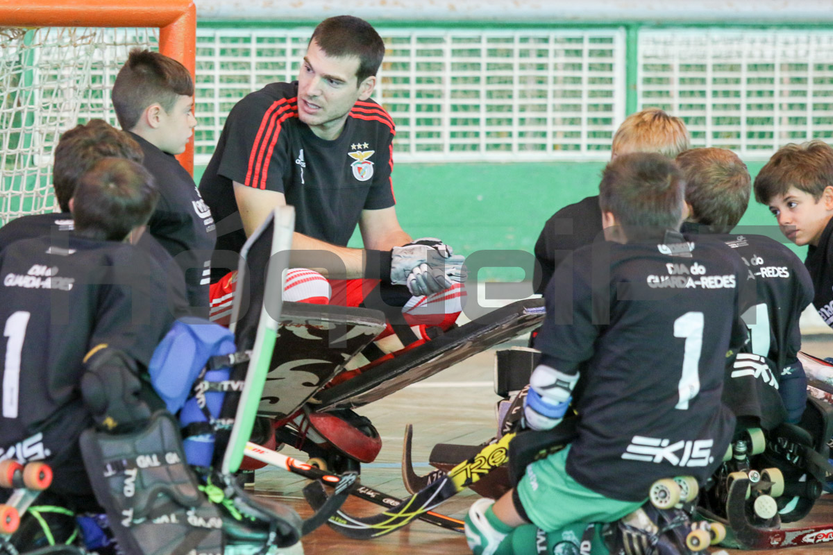 Guillem Trabal rodeado de jovens aprendizes