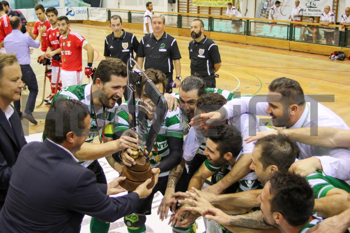 Sporting recebe a Taça sob o olhar dos jogadores encarnados