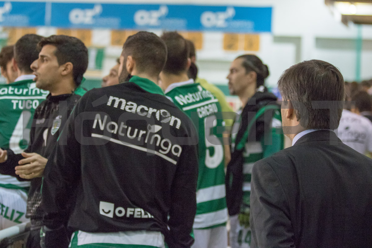 Bruno de Carvalho acompanhou a partida junto do banco do Sporting, sem intervir.