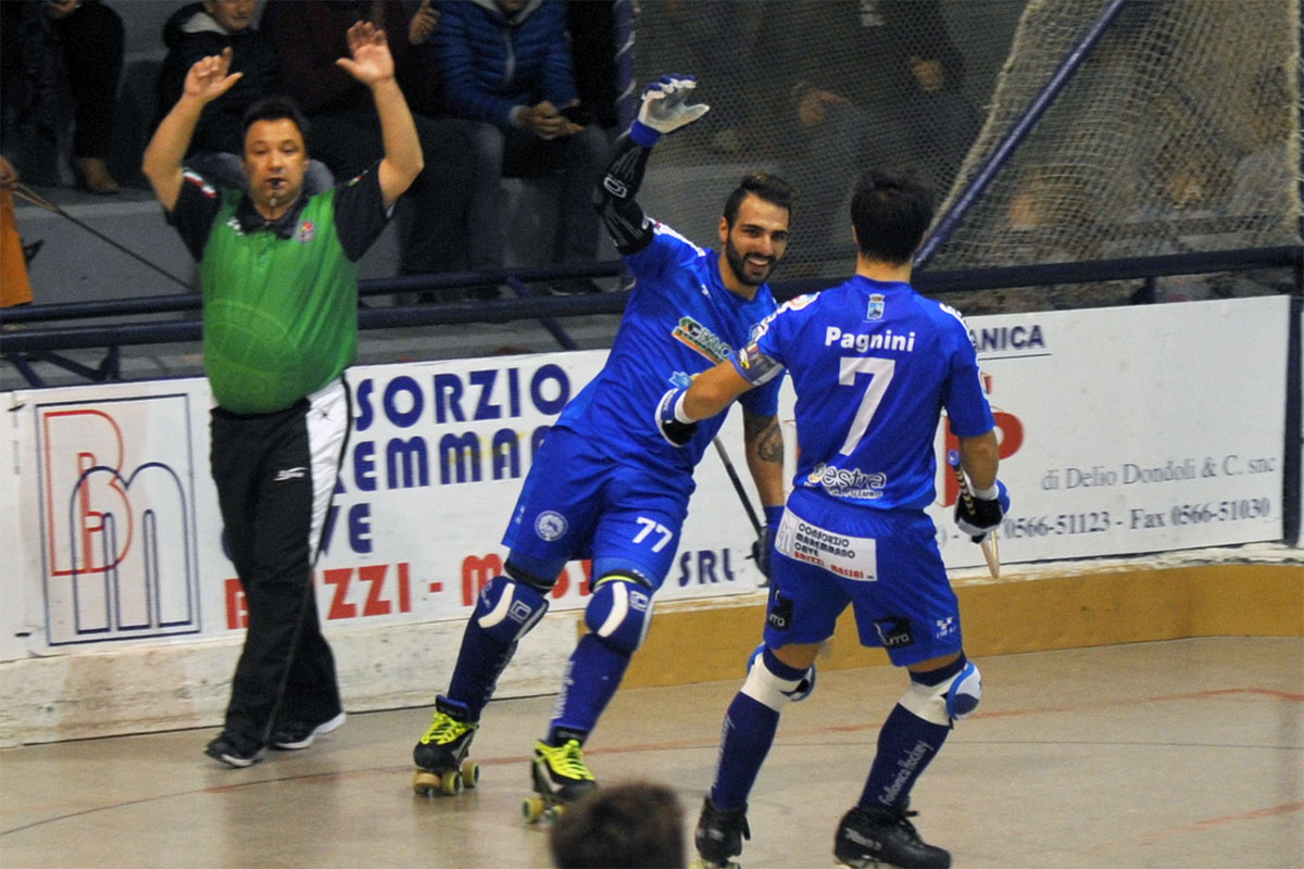 Marinho festeja um dos seus três golos frente ao Sarzana