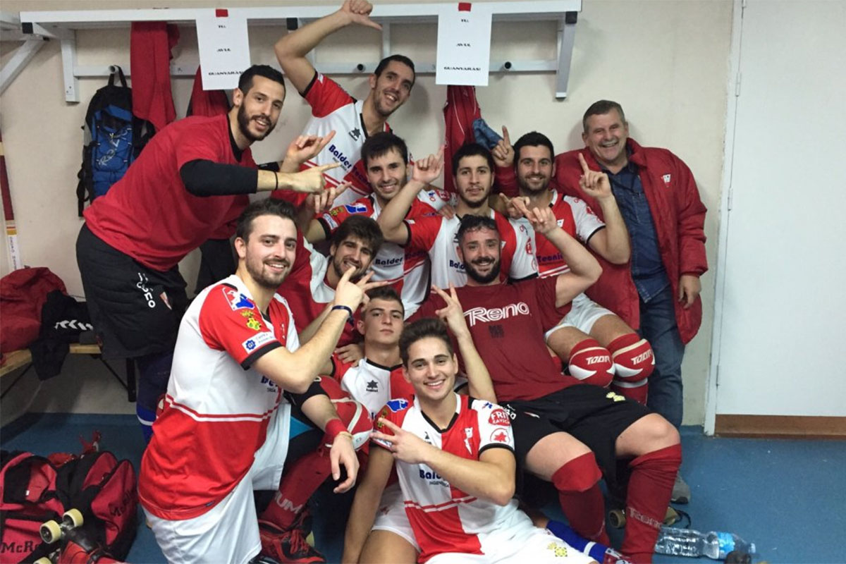 A equipa festeja no final do jogo de Igualada