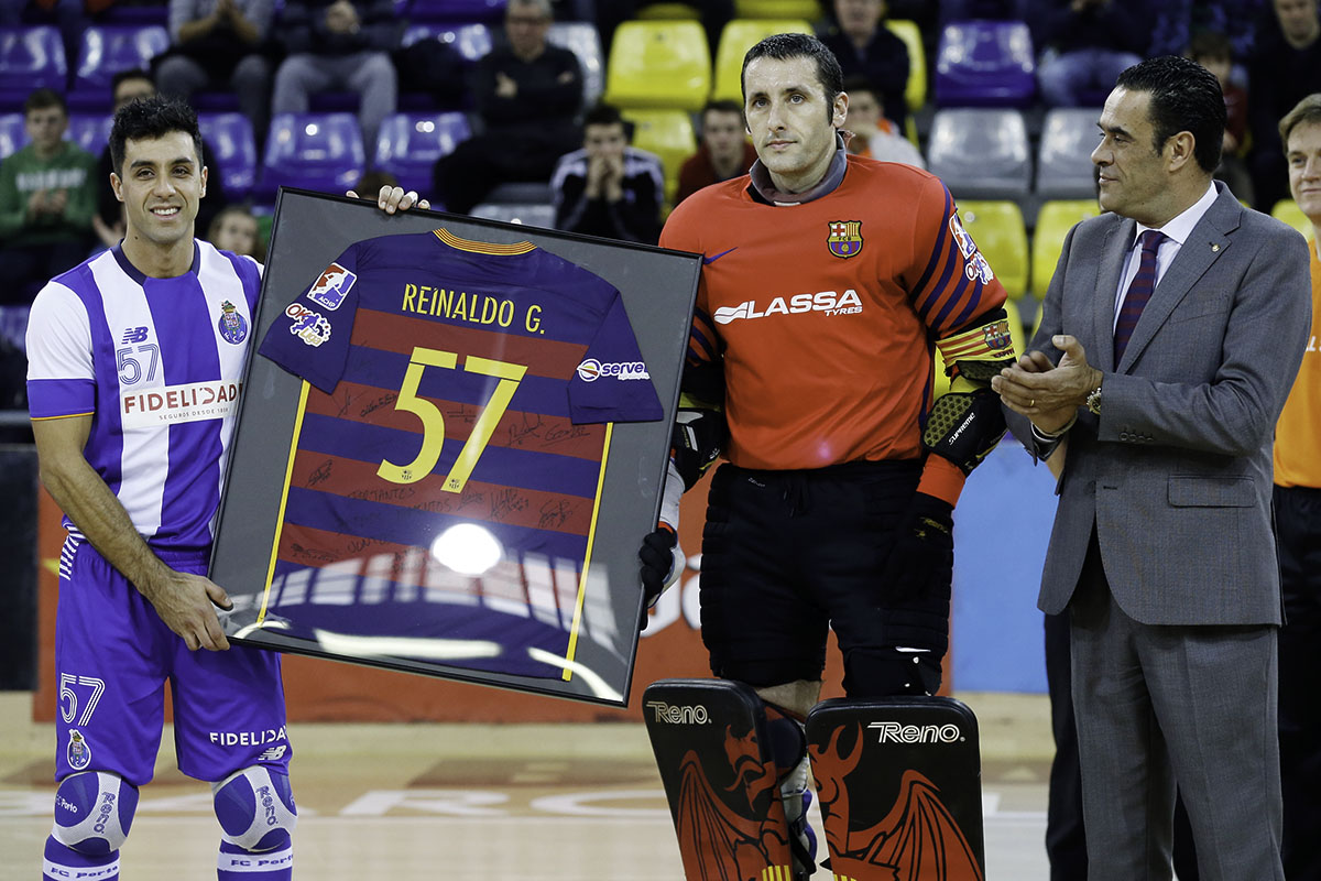 Antes do início do jogo, Reinaldo Garcia foi homenageado pelas seis épocas ao serviço do Barcelona, em que conquistou 15 títulos.