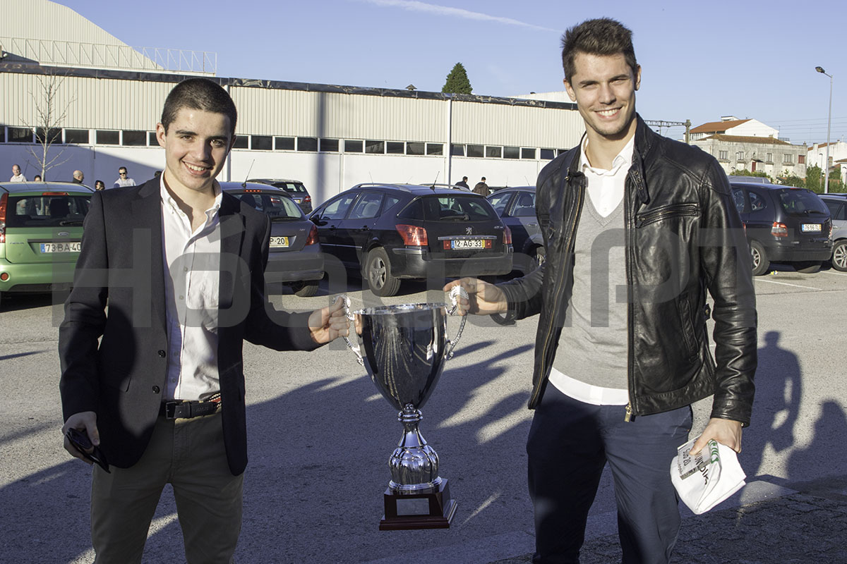 Os capitães Tomás Pereira (esq.) e Diogo Seixas (dir.) mostram o troféu do Mundial de Sub-20, conquistado (duas vezes) por Diogo e já na mira de Tomás.
