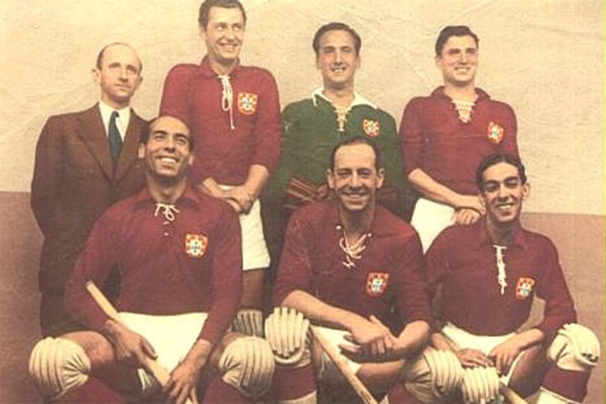 A Selecção Nacional de Hóquei em Patins, com Jesus Correia (em baixo, esq.)
