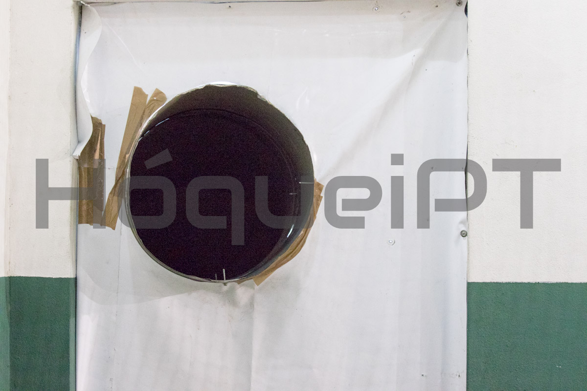 Num dos acessos do pavilhão foi improvisado um sistema para minorar a humidade