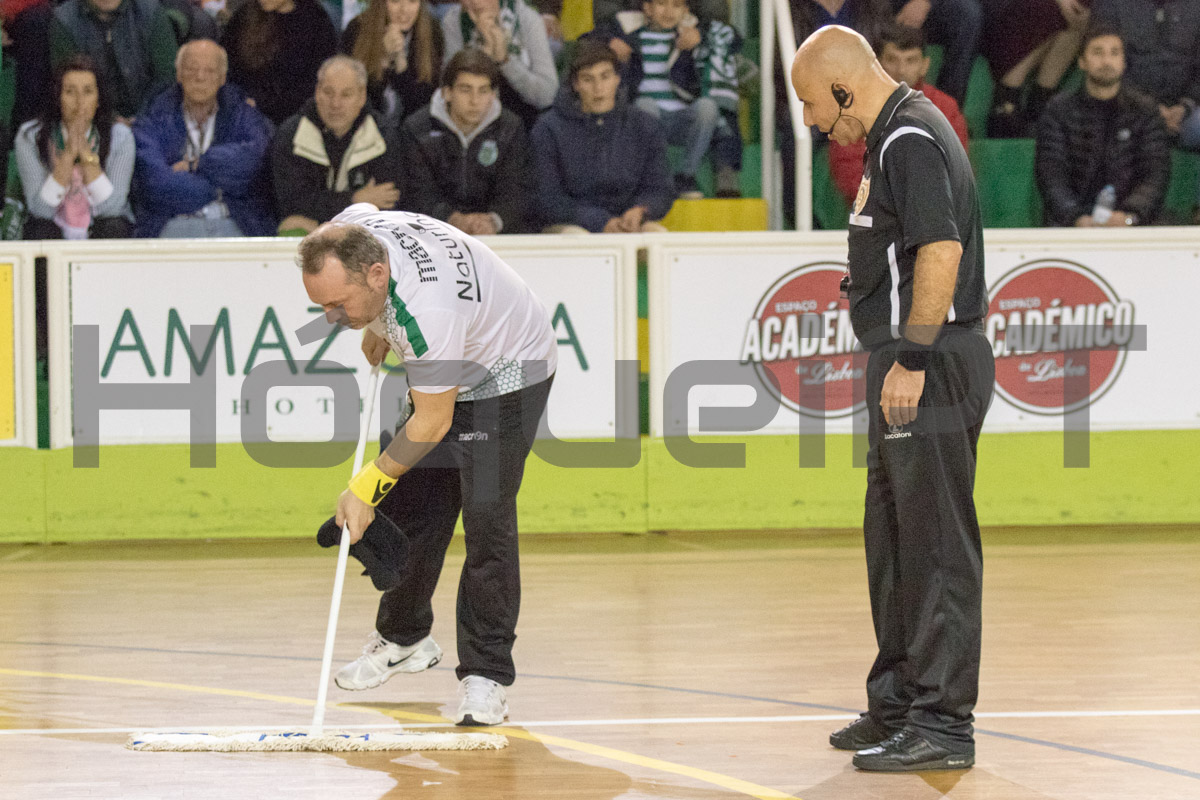 Marco Lopes, seccionista do Sporting incumbido da limpeza do piso, acabou por ser dos elementos mais intervenientes no jogo