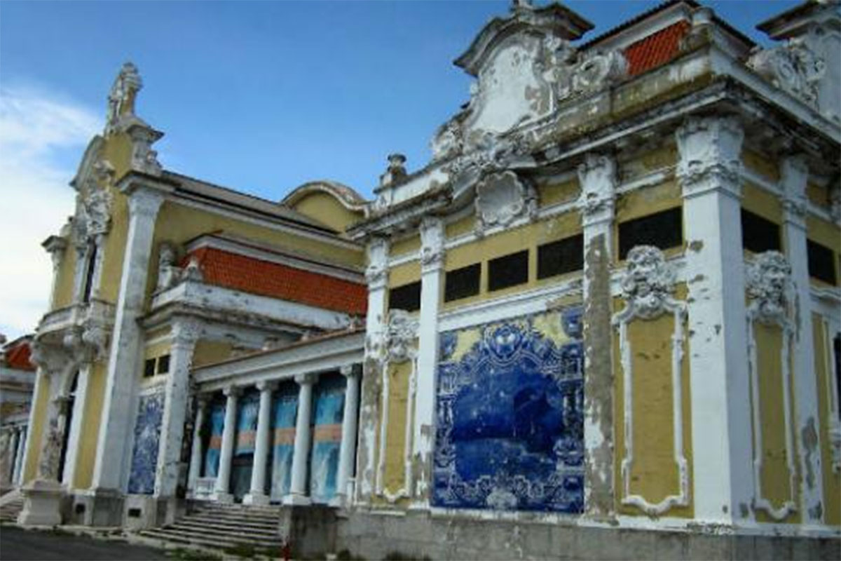 Um palco de sonhos e glória, degradado…