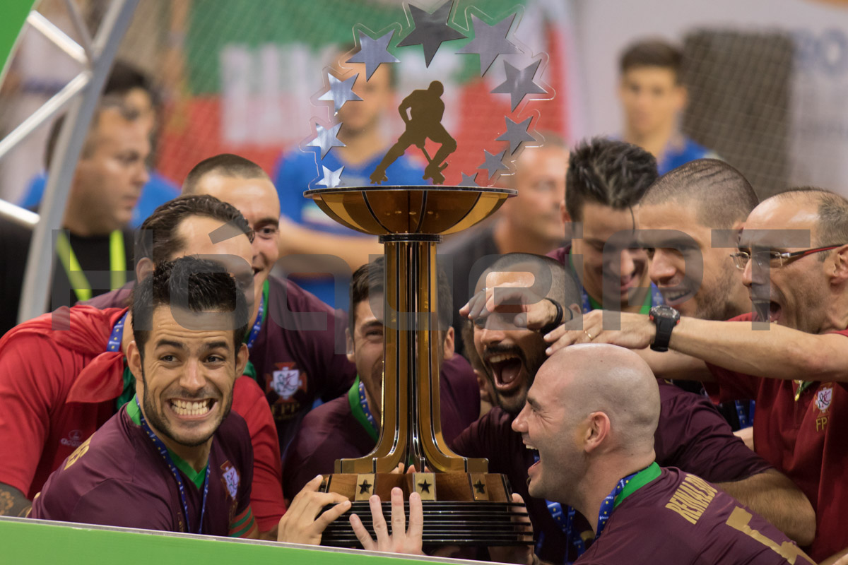 João Rodrigues e Reinaldo Ventura, capitães de hoje e de outrora, levantaram o troféu a quatro mãos