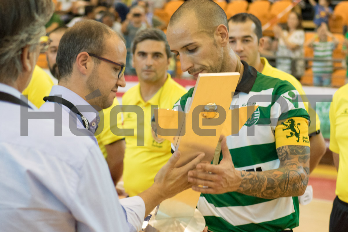Rui Carvalho entrega a João Pinto o troféu da primeira edição da Elite Cup
