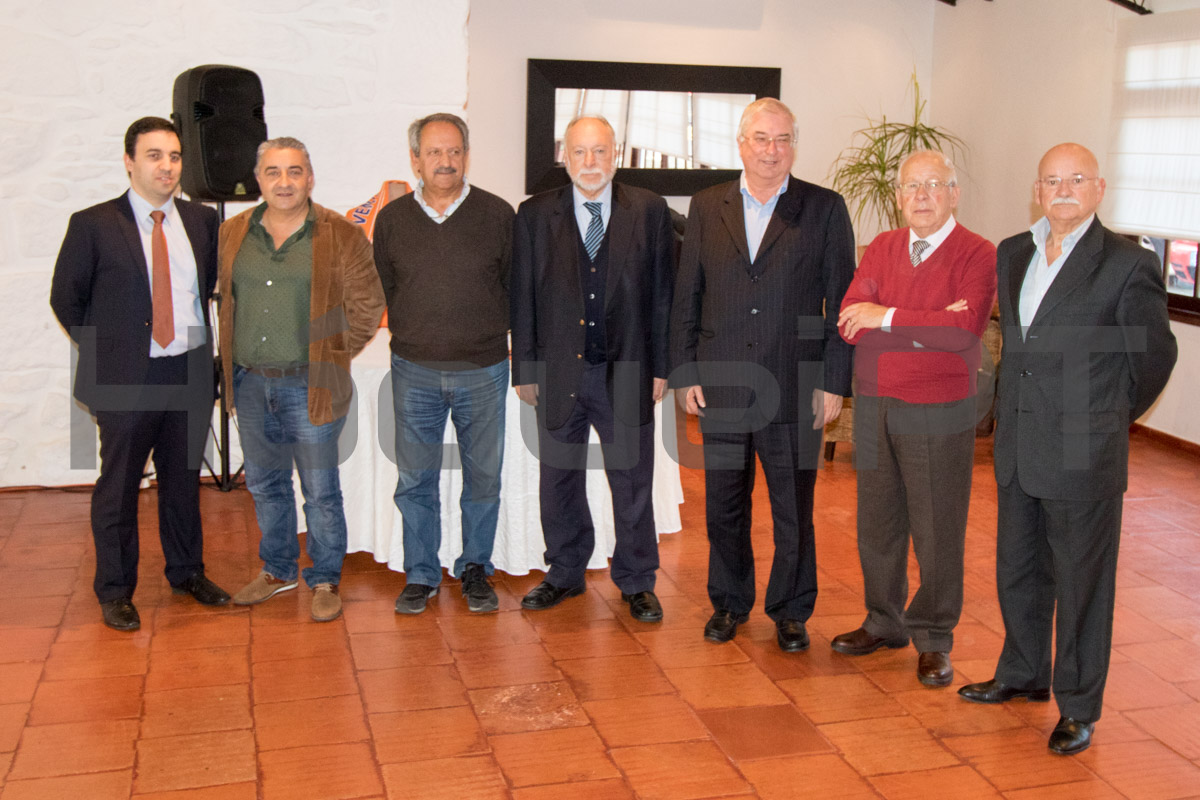 Rui Natário (à esquerda) com os ex-presidentes da Juventude de Viana que puderam marcar presença