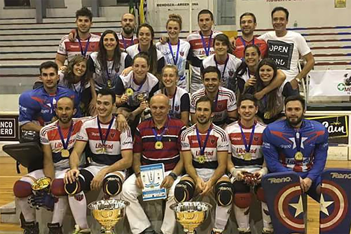 A foto dos campeões; num dia perfeito para o clube mendocino, o Andes Talleres juntou a conquista feminina ao Sul-Americano masculino