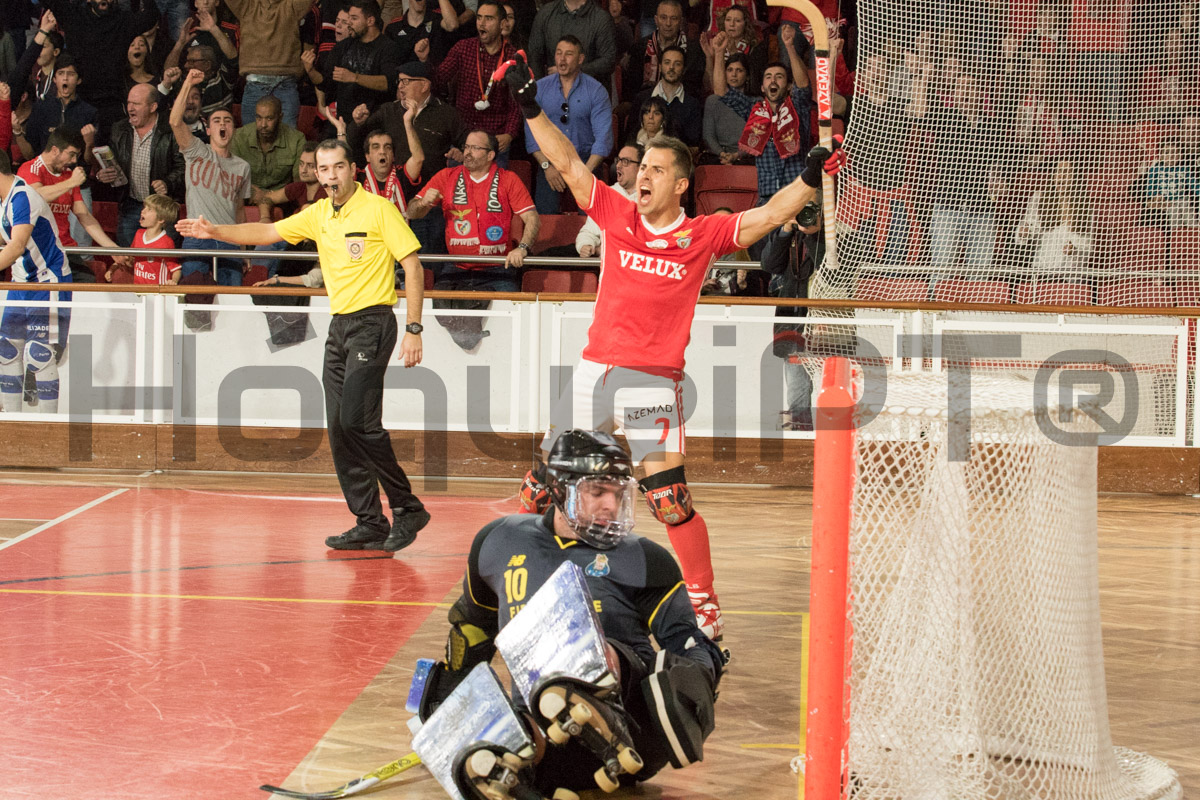 Benfica beneficiou das derrotas de Porto (em confronto directo) e da Oliveirense para se distanciar
