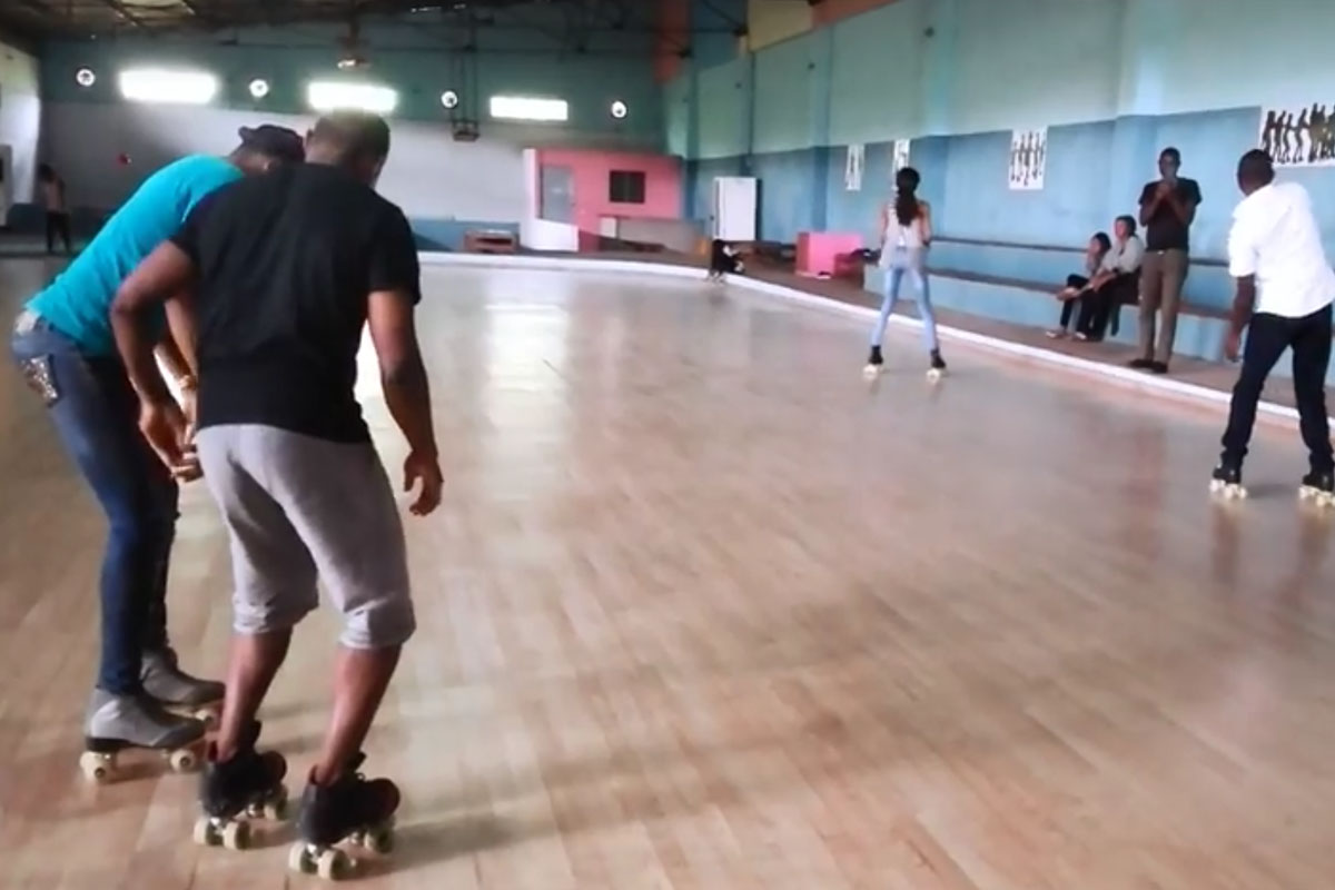 Na sala de patinagem de Yaoundé