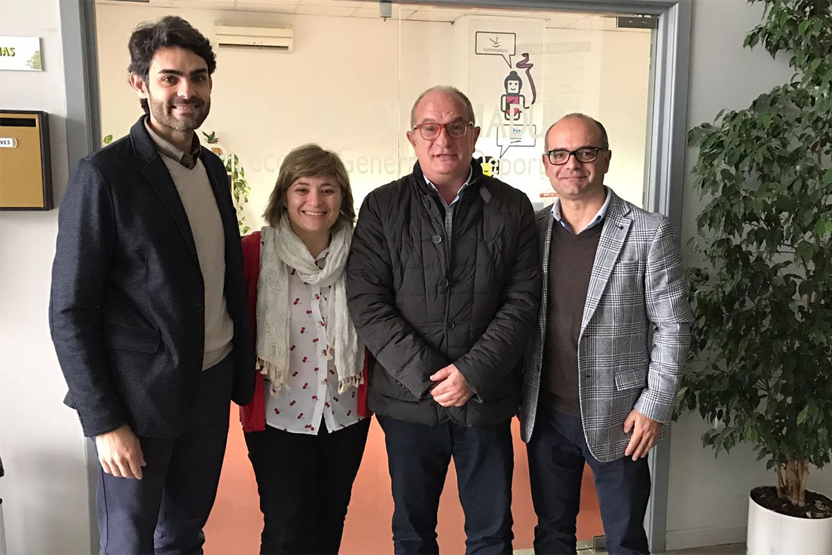 Carmelo Paniagua (segundo da direita) em visita à Directora Geral do Desporto da Extremadura;