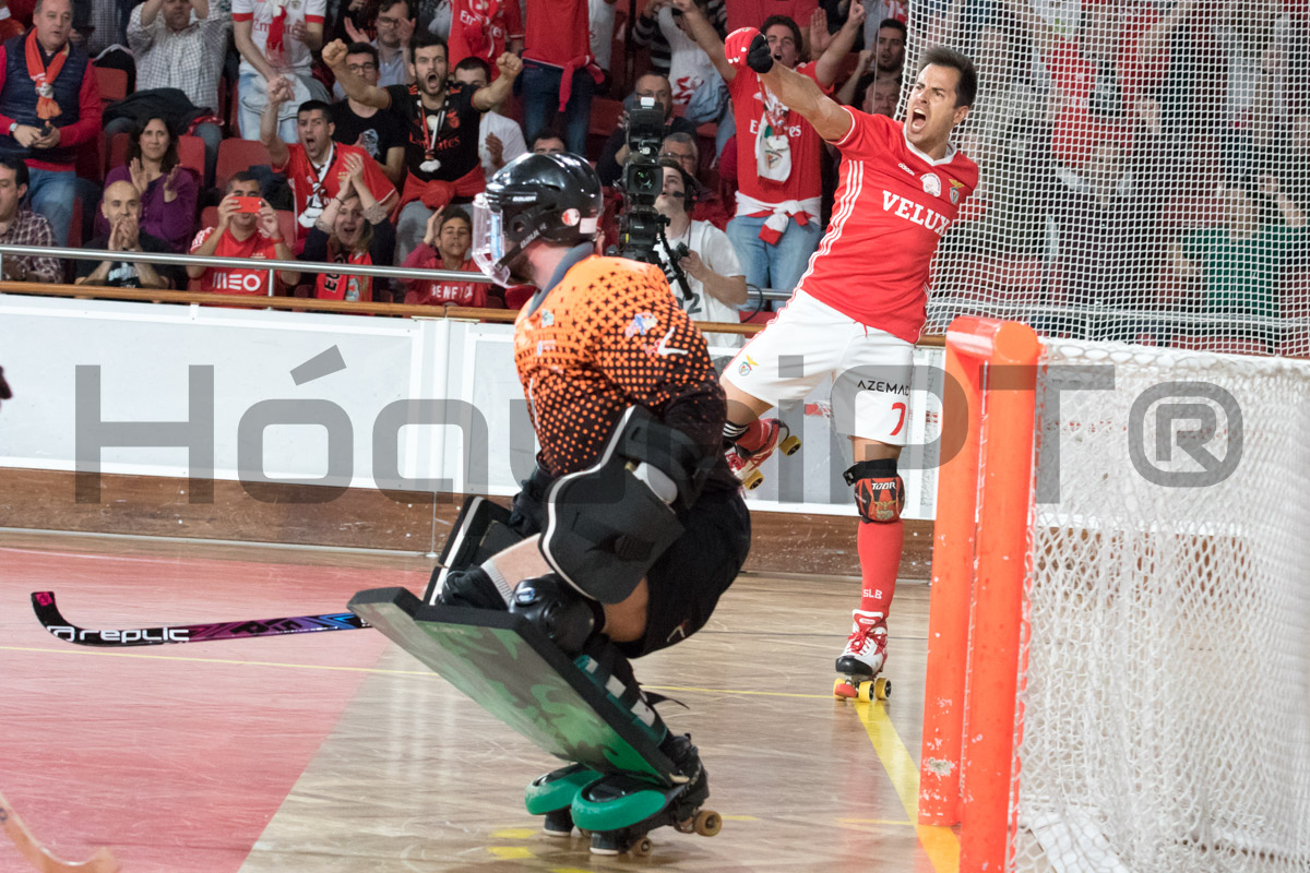 Adroher fez o 2-1 de livre directo
