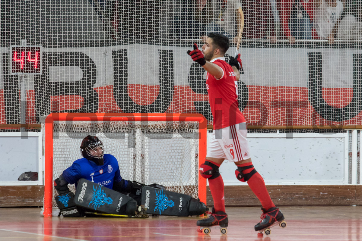 Em semana em que a sua hipotética ida para o Barcelona fez correr tinta, João Rodrigues decidiu a questão do vencedor com uma grande penalidade e um livre directo