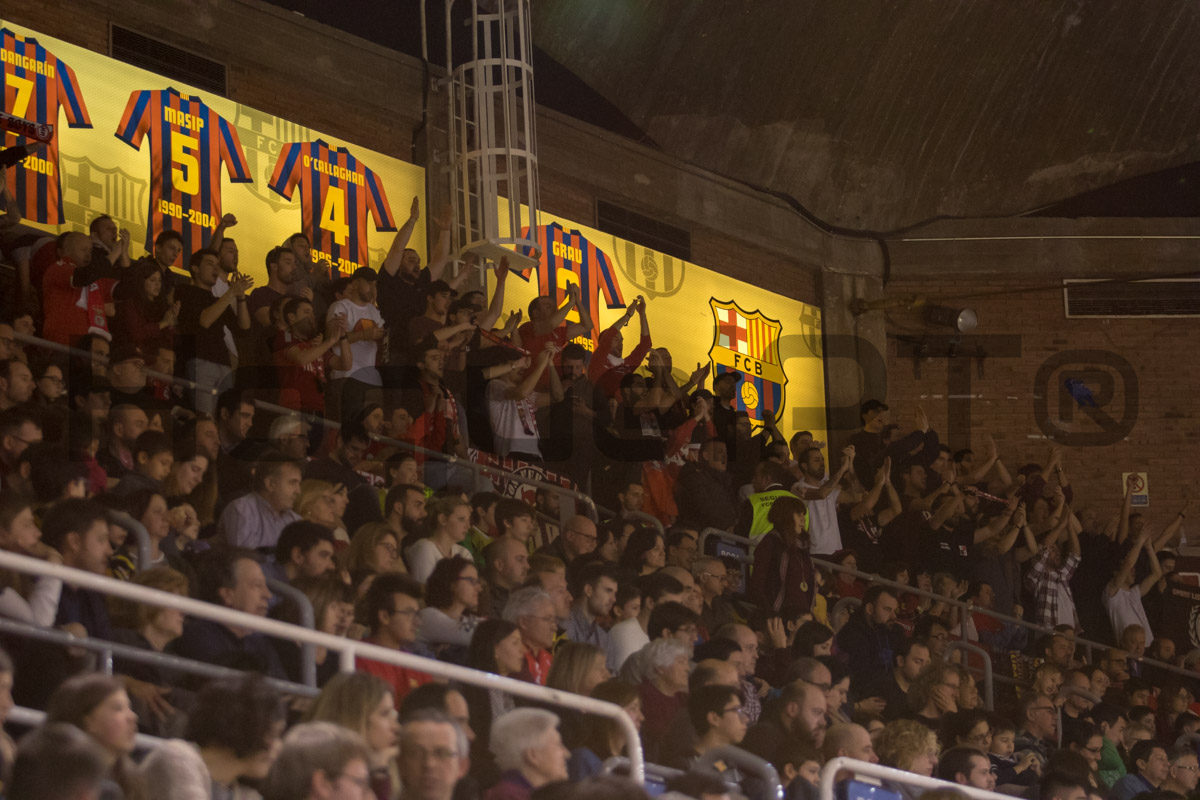 Adeptos do Benfica, concentrados num topo ou a pontilhar as bancadas de encarnado, fizeram-se ouvir no Palau.