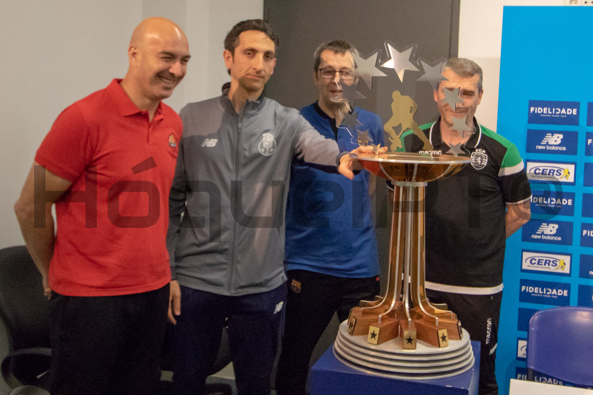 Num péssimo enquadramento dos técnicos para a fotografia com o troféu, Cabestany foi o primeiro a deitar-lhe a mão