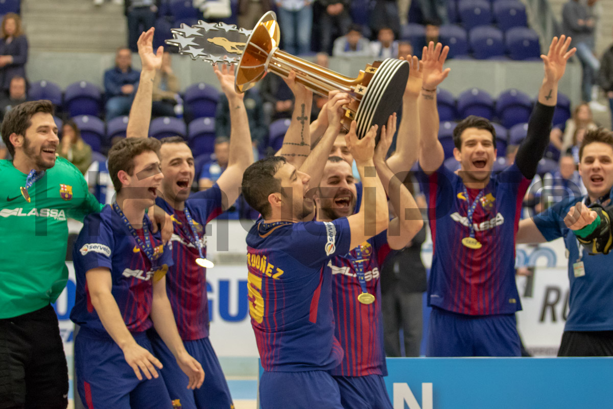 Xavi Barroso e Lucas Ordoñez, de saída no fim da temporada, foram chamados por Egurrola para levantarem o troféu