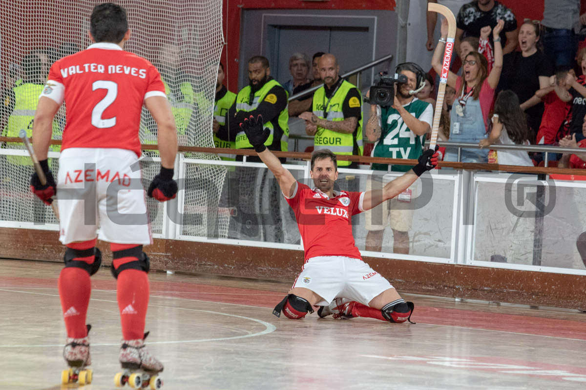 Adroher assinou um hat-trick que repôs a igualdade na partida