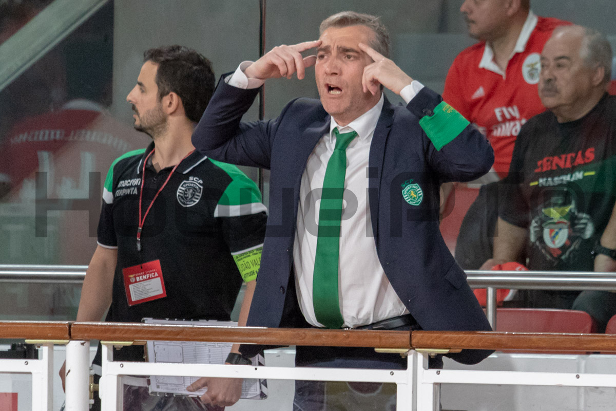 Paulo Freitas foi pedindo calma e