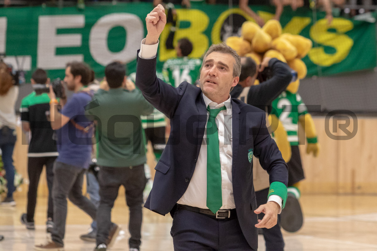 Paulo Freitas, treinador do título, completa este domingo 50 anos... já Campeão Nacional