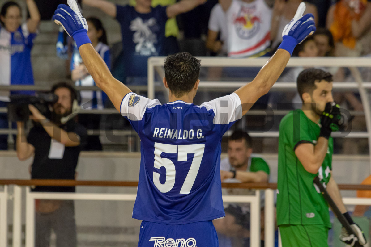 Reinaldo Garcia festeja o 3-2