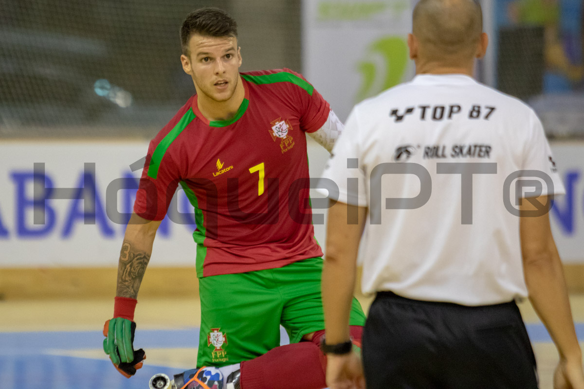 'Tem rodas', justificava-se Hélder Nunes; os árbitros espanhóis penalizaram os jogadores em várias quedas que entenderam como simulações