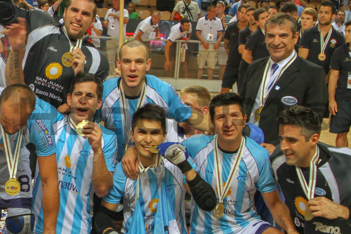 O grande desafio será reconquistar o Mundial, ganho em 2015 às ordens de Giuliani (atrás do lado direito)