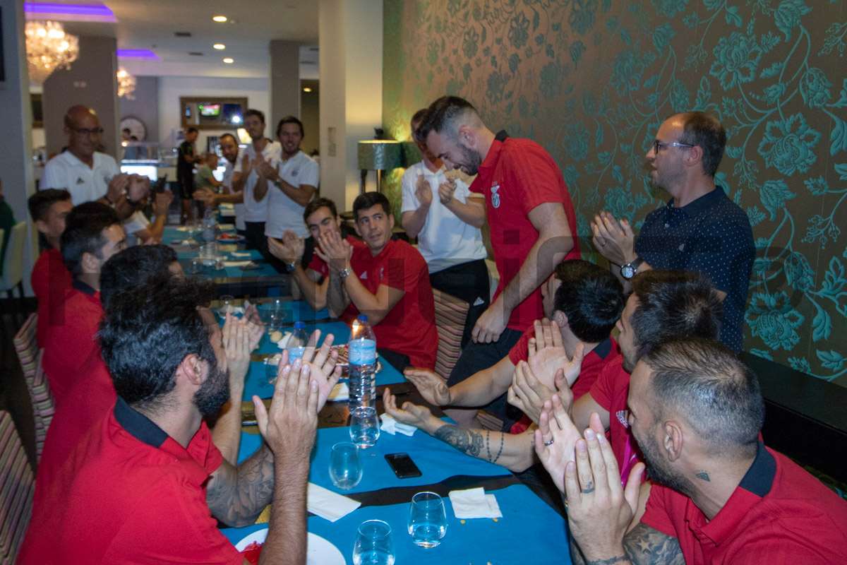 Pedro Henriques completou esta quinta-feira 28 anos, e foi surpreendido com bolo de aniversário