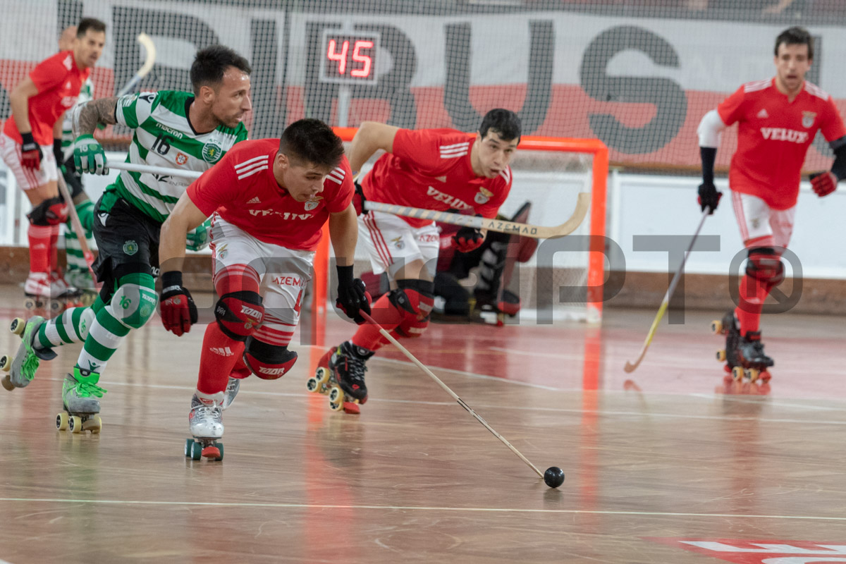 Benfica carregou na fase final da primeira parte, mas sem sucesso