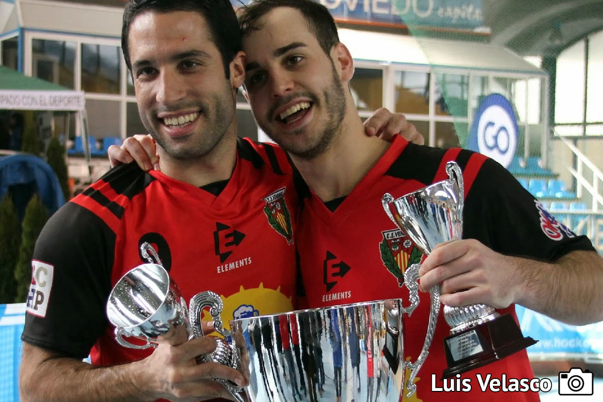 Xavi Barroso celebra com Jepi Selva, que também representou a Oliveirense