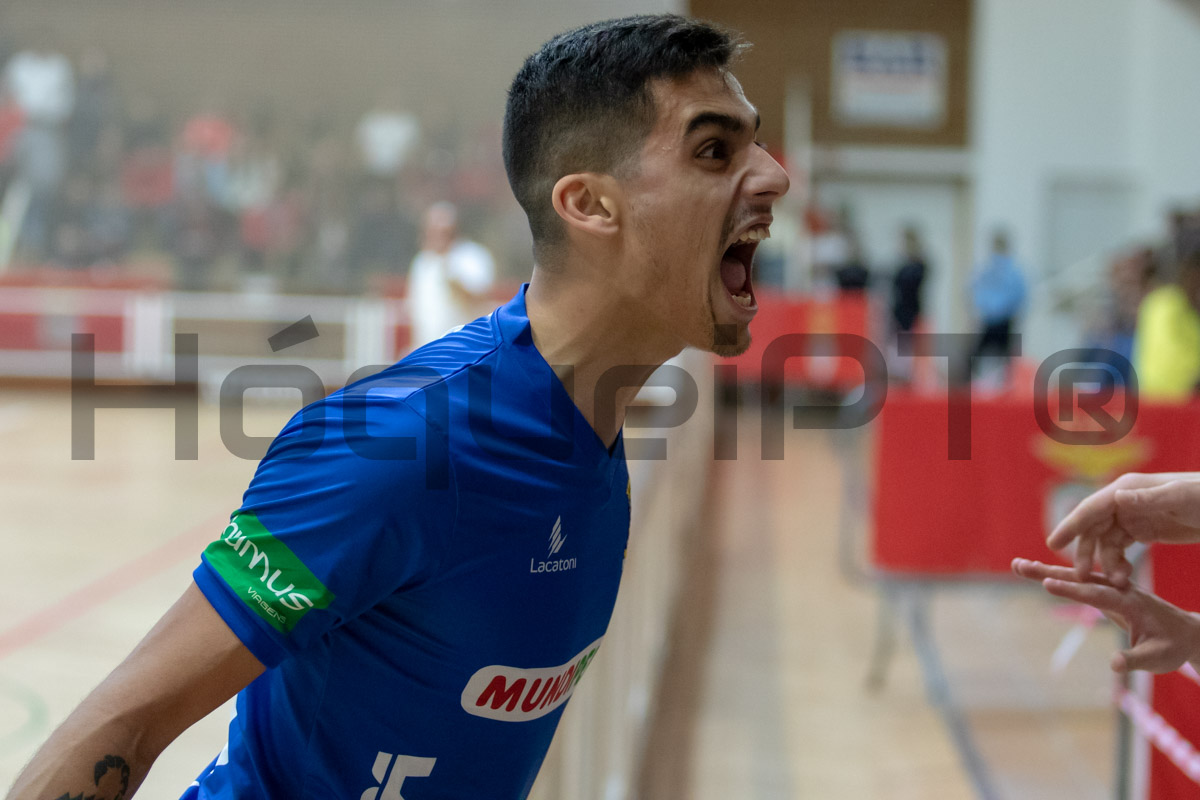 Gonçalo Nunes inaugurou o marcador e festejou efusivamente junto da bancada onde estava a claque do Barcelos e o seu irmão, que lhe segue as pisadas na formação do Paço de Arcos