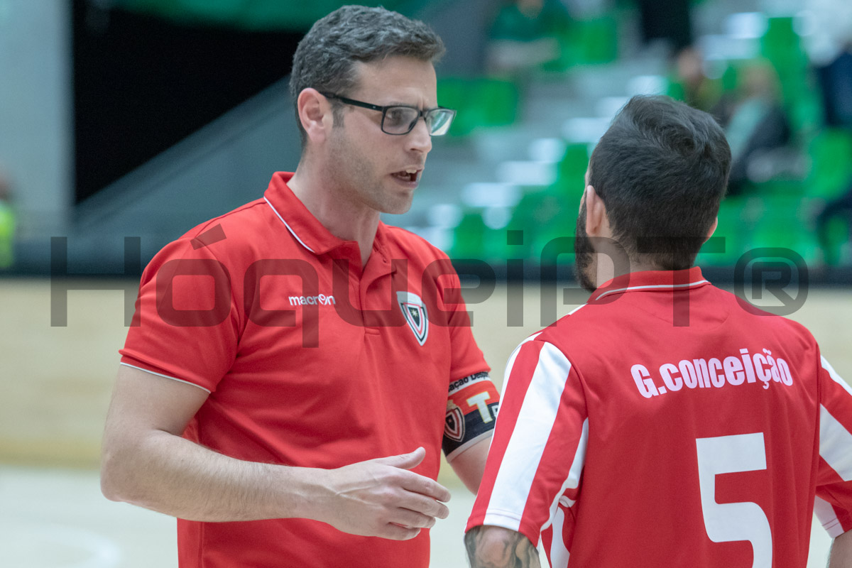 Miguel Dantas dá a táctica ao intervalo, no que foi mais uma excelente partida do seu jovem grupo