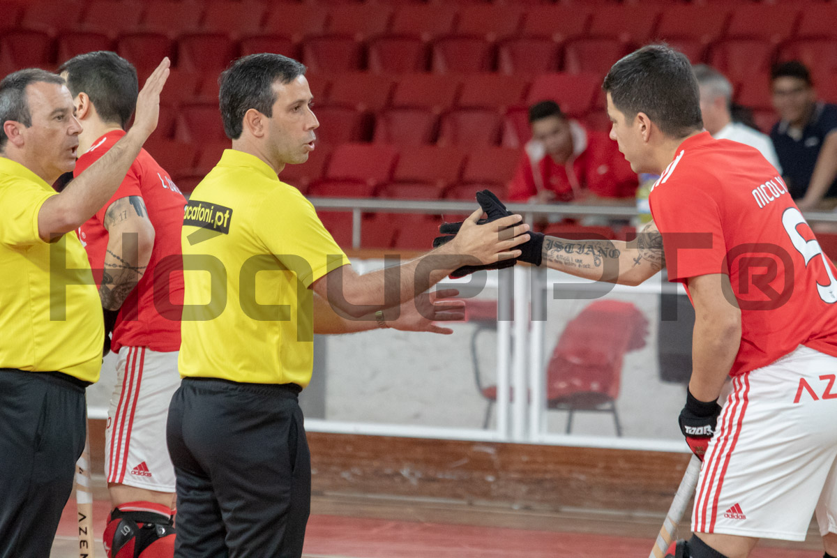 A apresentação das equipas ficou marcada pelos apupos a Paulo Rainha pelos adeptos encarnados, mas o árbitro minhoto só ficaria na mesa