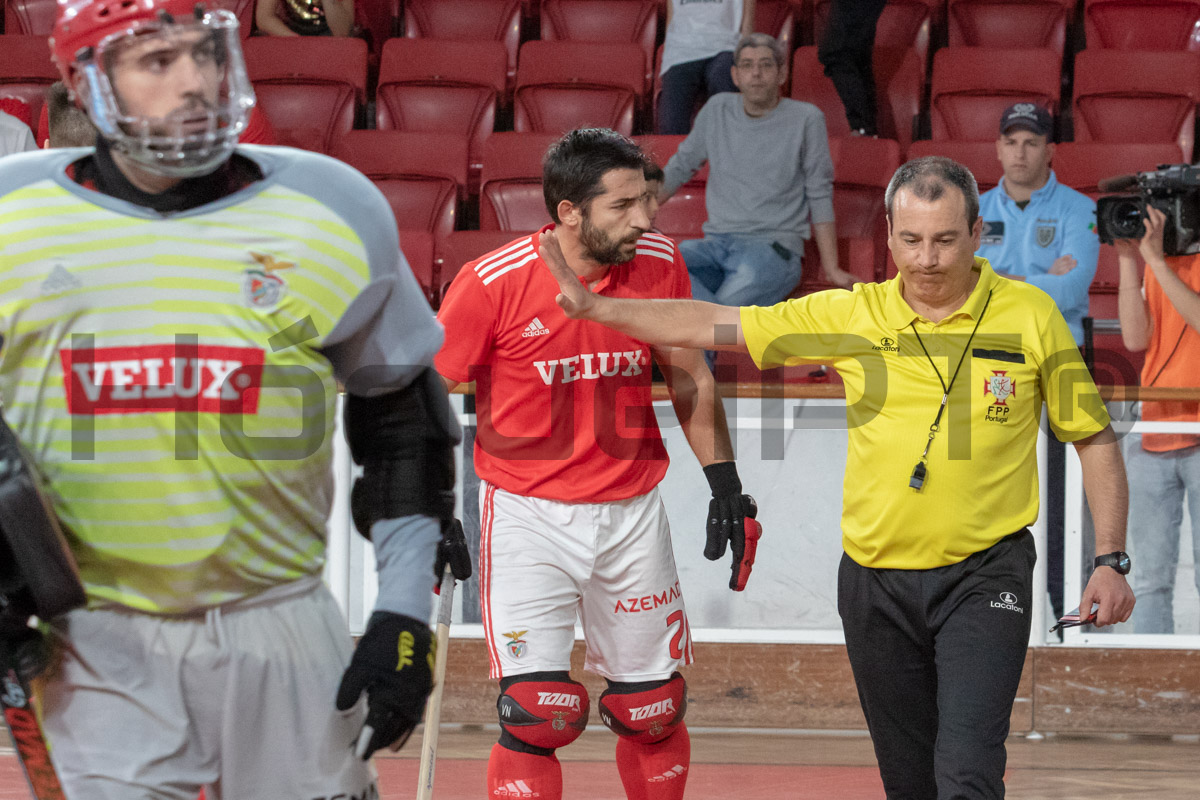 Paulo Almeida, muito contestado pelos encarnados, vai mostrar azul a Pedro Henriques