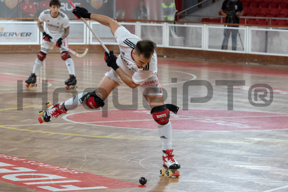 Adroher tentou muitas vezes a meia distância na fase inicial da partida