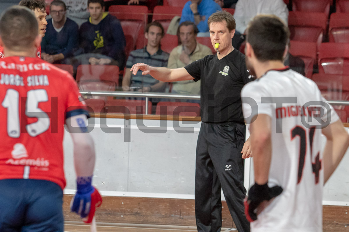 Fronte anulou um golo limpo; pouco depois, com um azul a Jorge Silva (e a Miguel Vieira), o mais perigoso da Oliveirense, hipotecou definitivamente as hipóteses da equipa de Oliveira de Azeméis