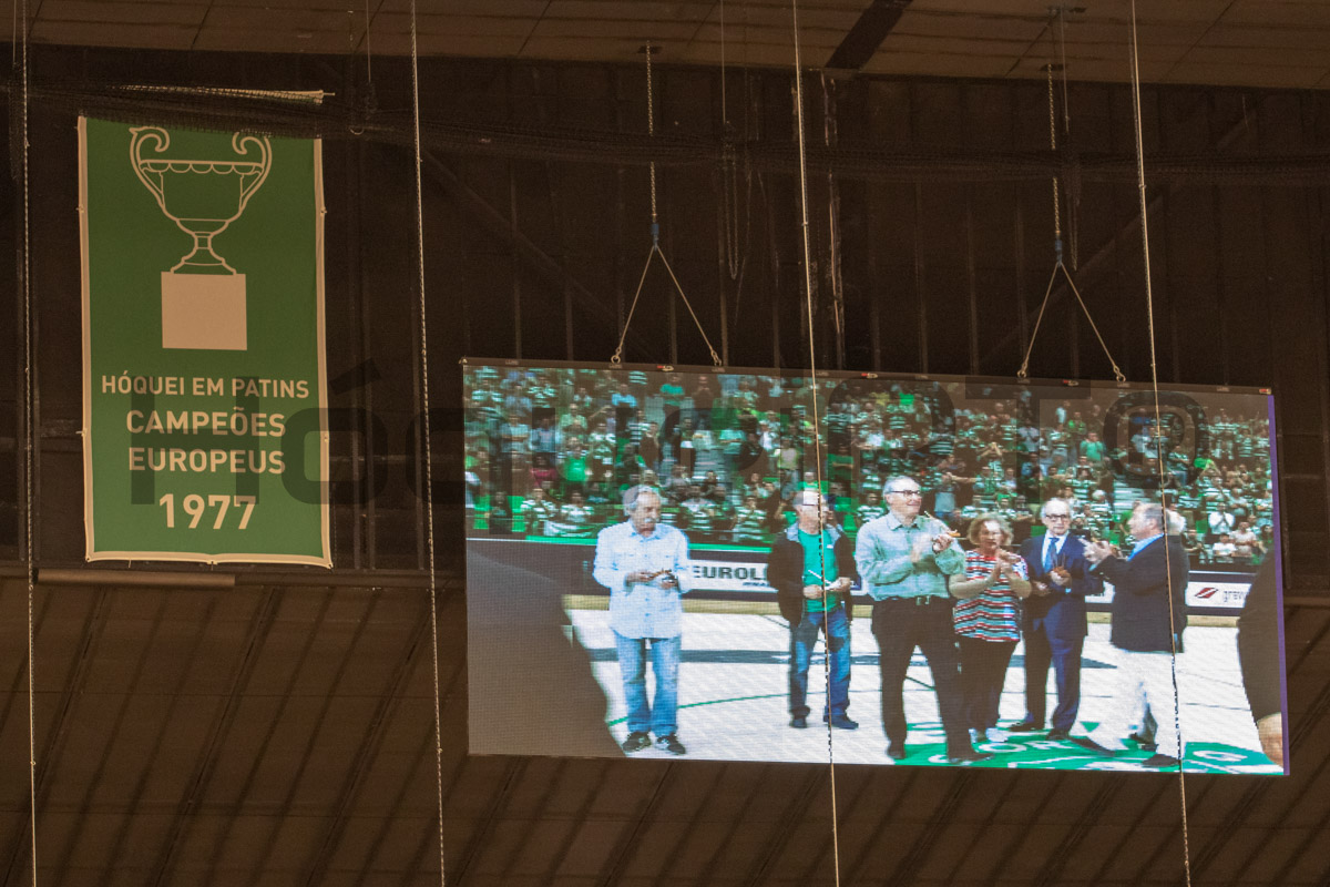 Ao intervalo, o Sporting homenageou os campeões de 1977, com o primeiro estandarte do João Rocha alusivo às suas grandes equipas nas várias modalidades