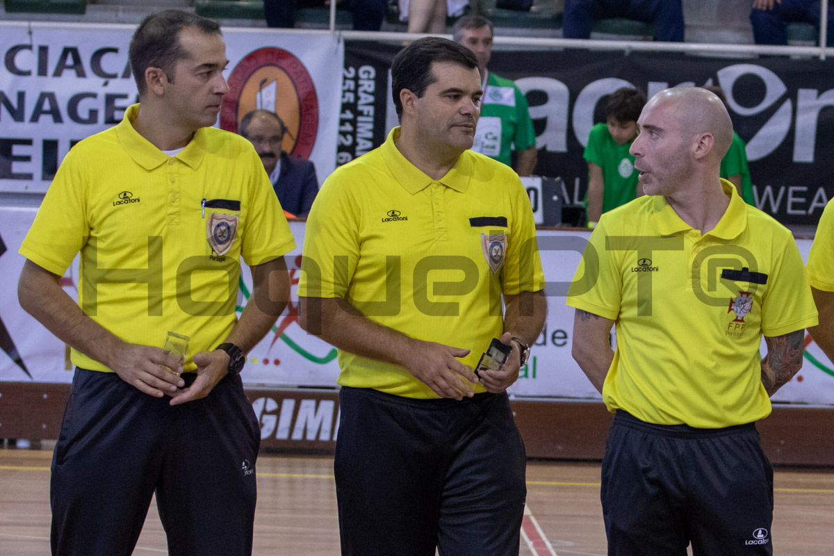 Miguel Guilherme, Rui Torres e Pedro Silva (este na mesa) abriram a época na Supertaça e estão nesta Final Four; o árbitro minhoto - ao centro - arbitra, com José Pinto, a final