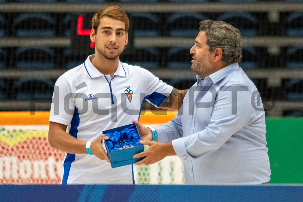 Rafa recebeu o troféu de melhor marcador das mãos de Bernardo Ribeiro, director do Record