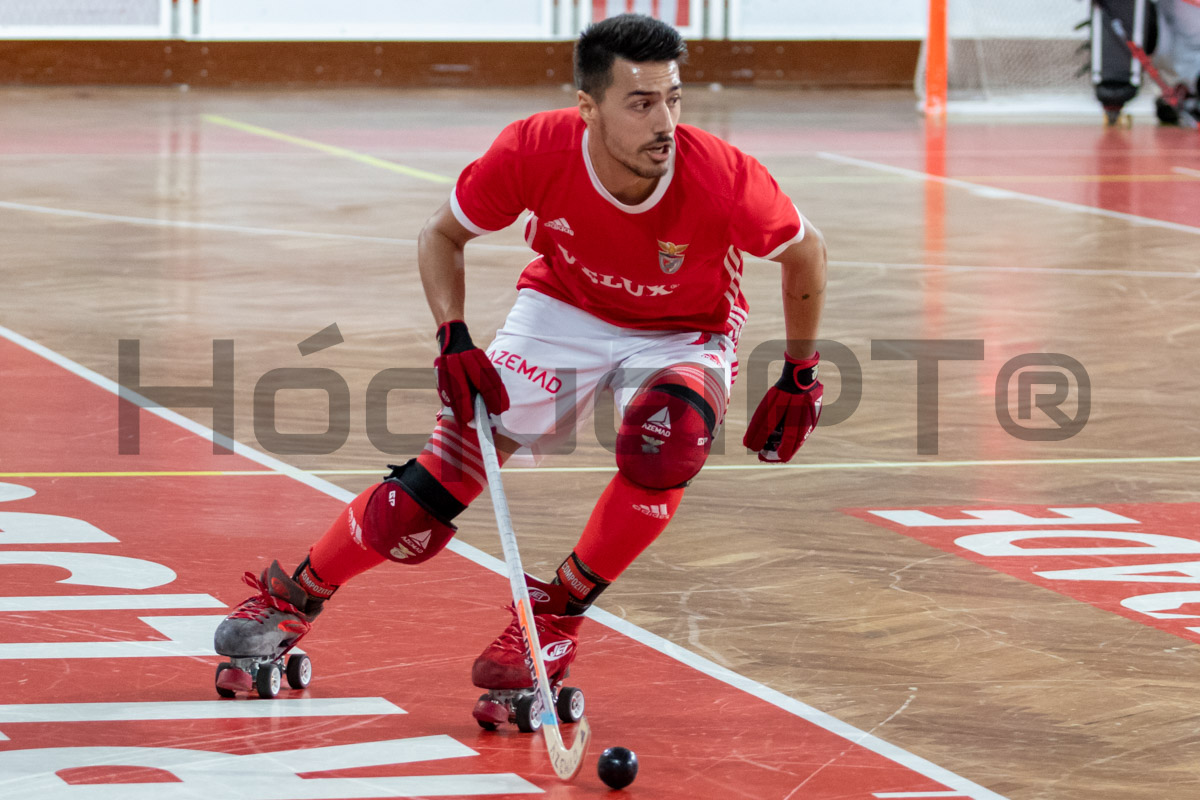 Gonçalo Pinto bisou no regresso aos triunfos do Benfica