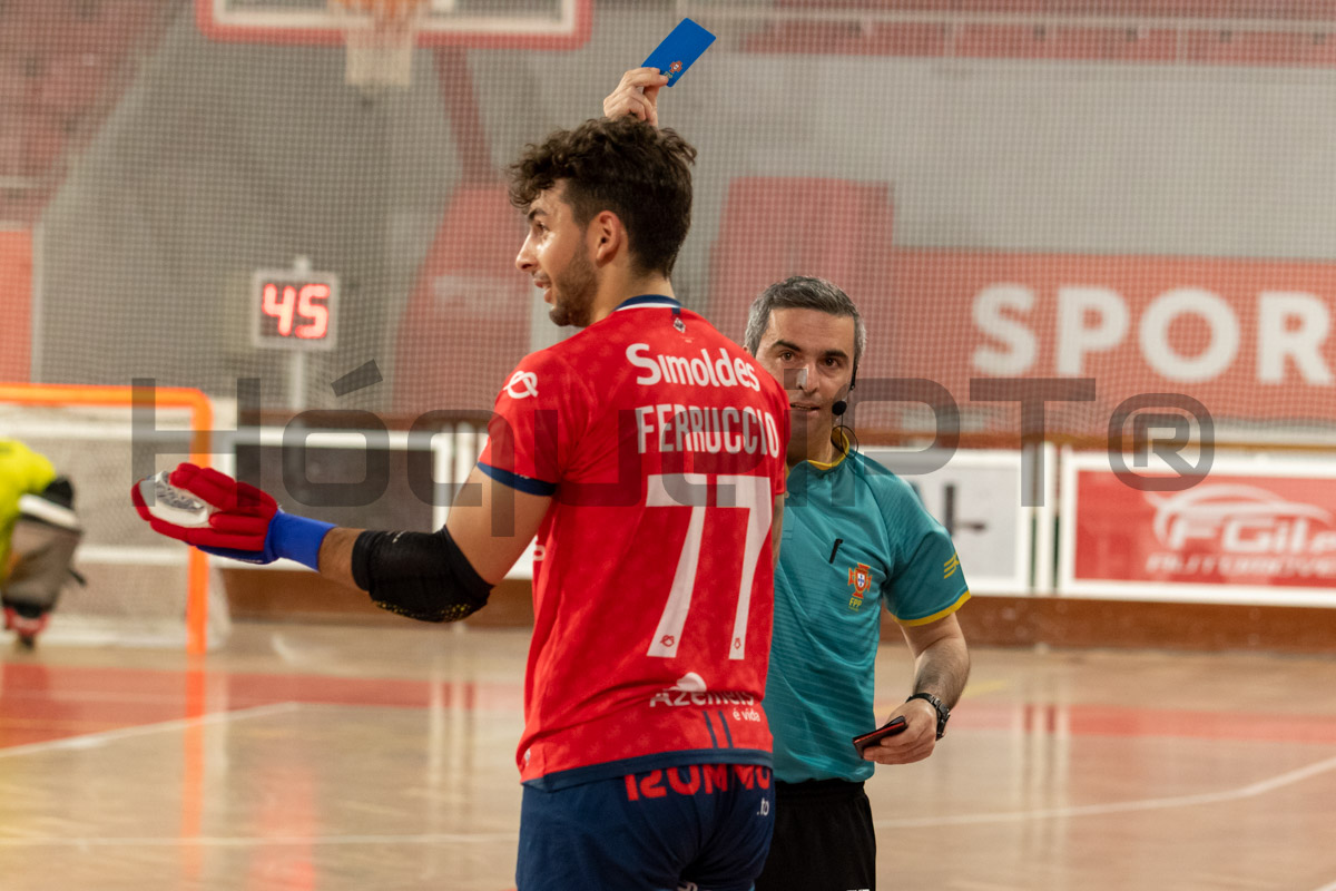 Num critério apertado, foram mostrados seis cartões azuis, quatro ao Benfica e dois à Oliveirense.