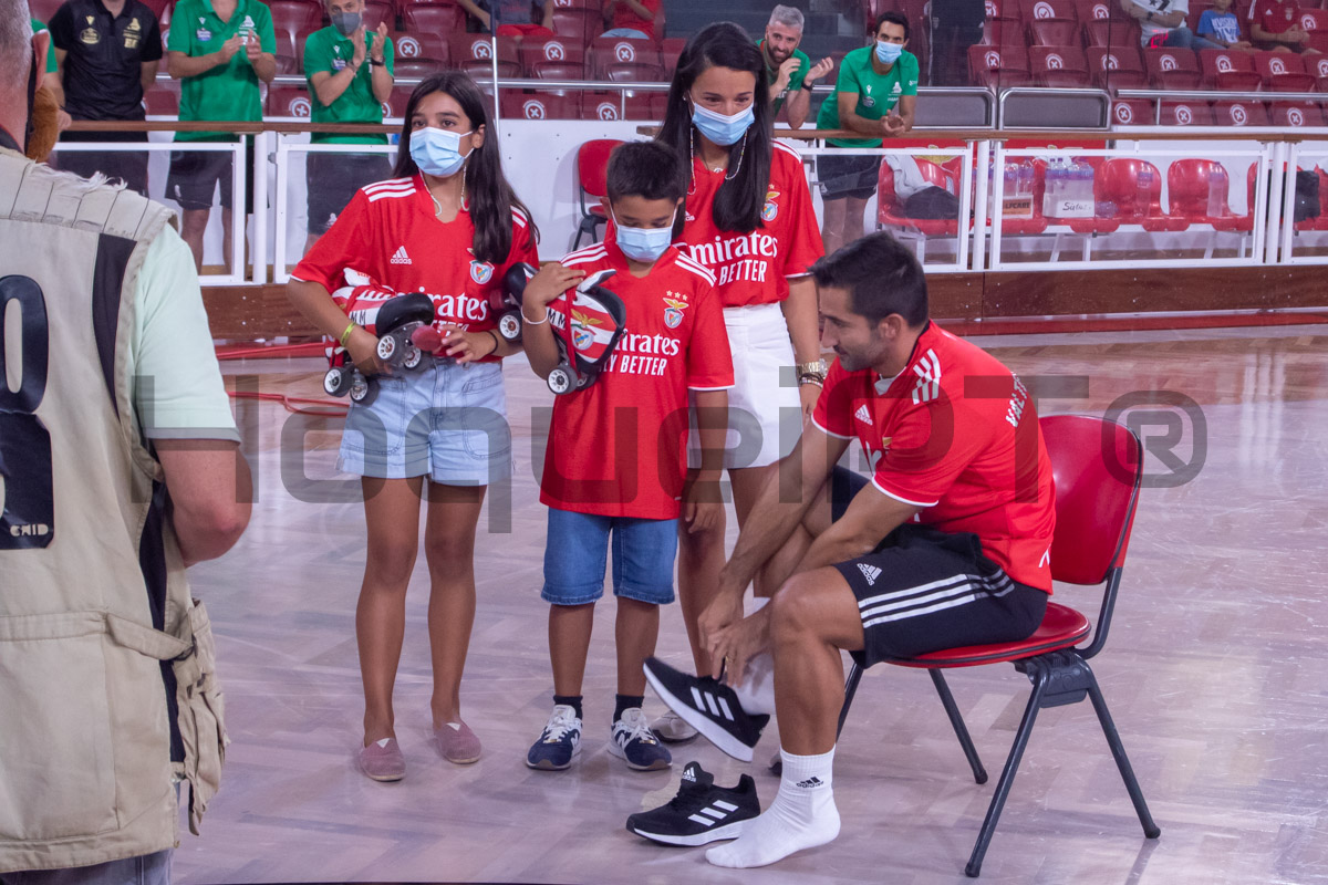Num gesto simbólico, Valter descalçou os patins para calçar os 