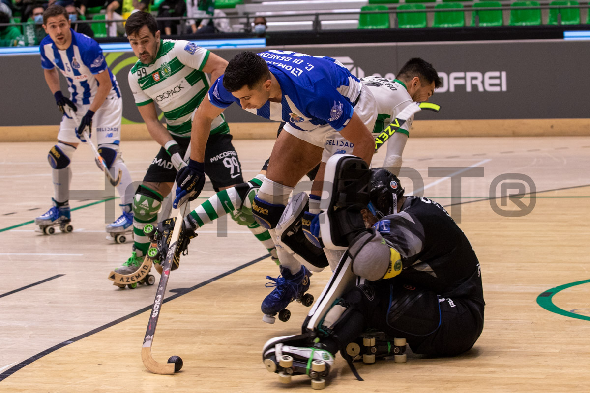 Carlo Di Benedetto contorna Girão para finalizar de costas.