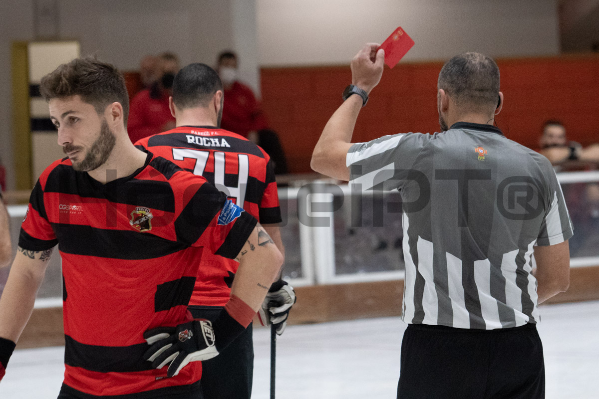 O capitão Rocha bisou, mas a expulsão deverá condicionar a estratégia paredense para as próximas partidas